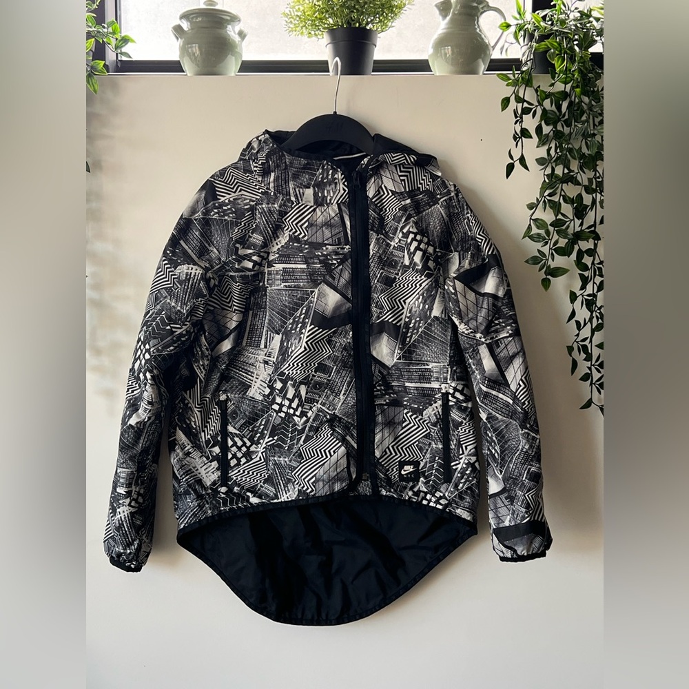 Nike NYC Women Windbreaker Tech Jacket New York City Graphics Care Running Sz S